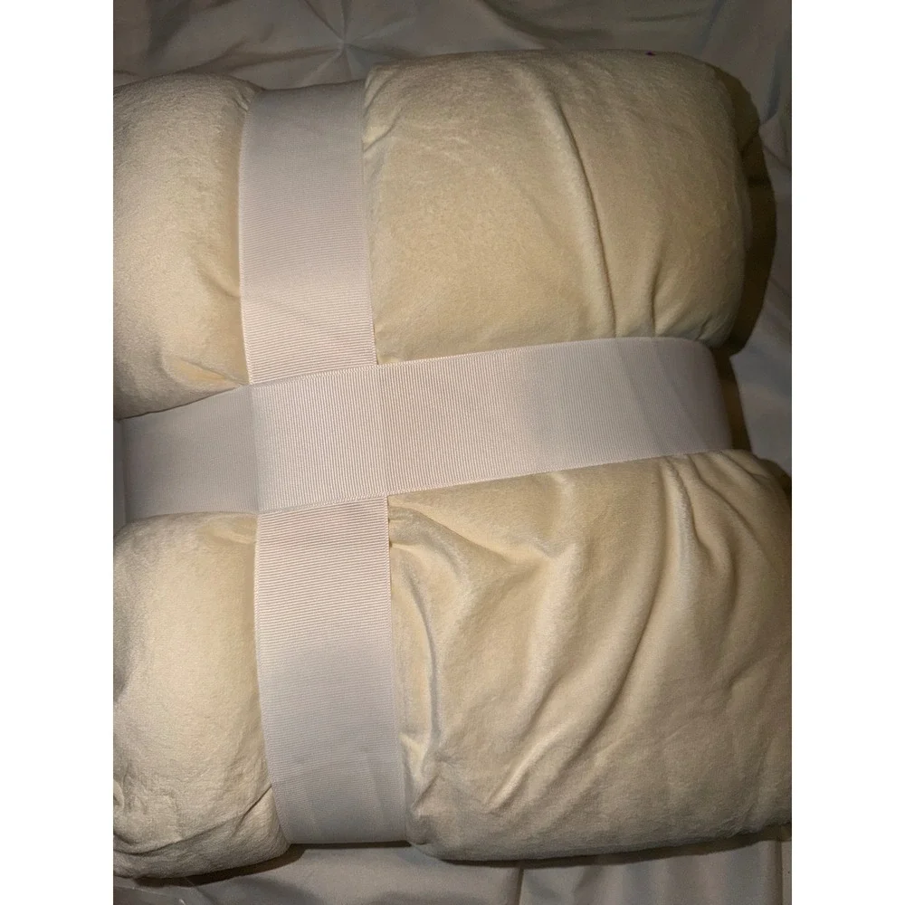 Wrapped in a Cloud Plush‎ Throw Blanket Cream Ivory Soft Velvety Luxury New